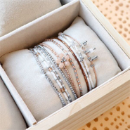 Schmucksets So designen Sie minimalistische Armbänder mit Hämatitperlen