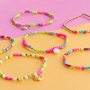 Schmucksets Schmuckinspirationen mit Glasperlen-Rocailles in sommerlichen Neonfarben