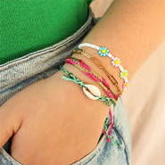 Schmucksets Inspirationszeit mit fertigen, trendigen Armbändern