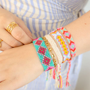 Schmucksets Tipps, wie man Arm- und Fußkettchen trendy trägt