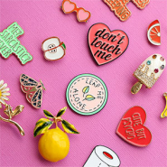 Schmucksets Schmuckideen mit sommerlichen Broschen und Pins