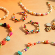 Schmucksets Inspirationen: Perlmuttperlen in Armbändern und Ohrringen