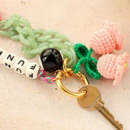 Schmucksets Accessoires mit Resin- und Häkelanhaengern gestalten