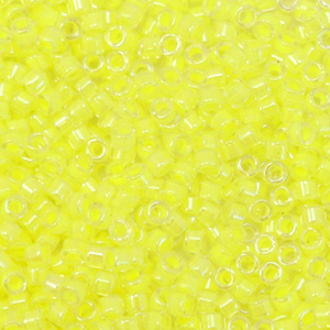 Miyuki Perlen delica's 11/0 Luminous lime aid yellow DB-2031