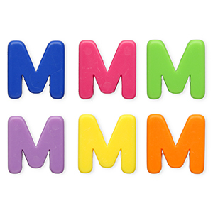 Buchstaben Perlen aus Acryl M Multicolour