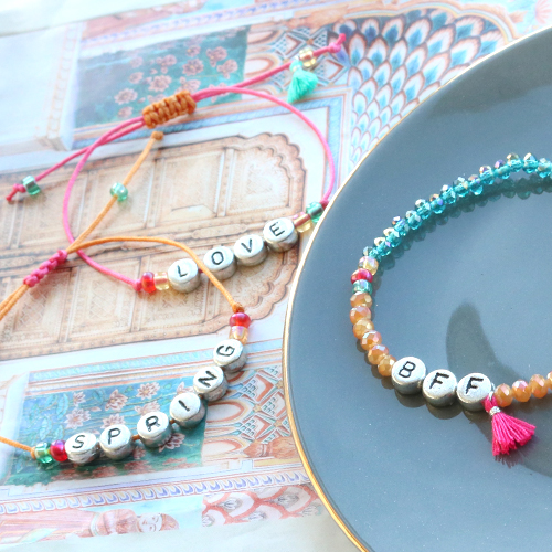 Spruch Schmuck mit Buchstabenperlen Metall Look und farbigen Details