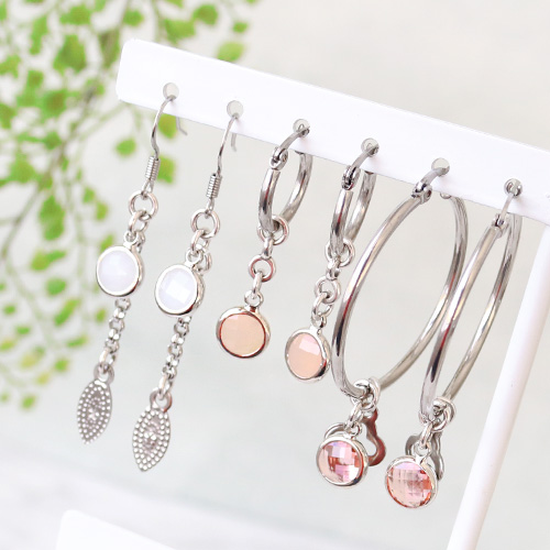 Verschiedener Schmuck mit Kristallglas Anh&auml;ngern