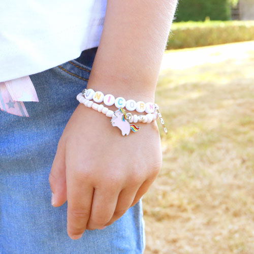 Fr&ouml;hlicher Kinderschmuck und Armb&auml;nder mit farbigem Einhorn