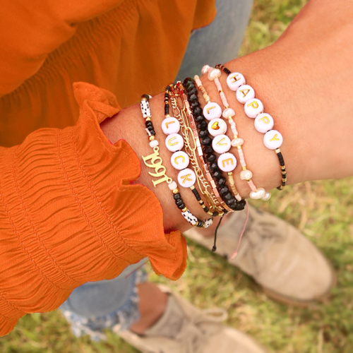 Trendy Armb&auml;nder aus Makram&eacute; Band mit Miyuki Perlen und Buchstabenperlen