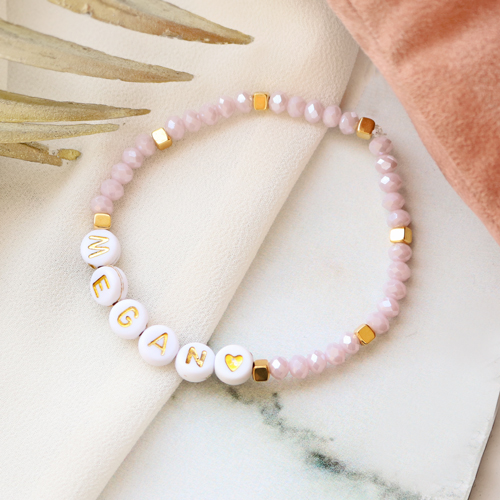 Ben&ouml;tigen Sie Inspiration? Sie k&ouml;nnen diese Armb&auml;nder ganz einfach selbst mit Acryl Buchstaben Perlen herstellen: