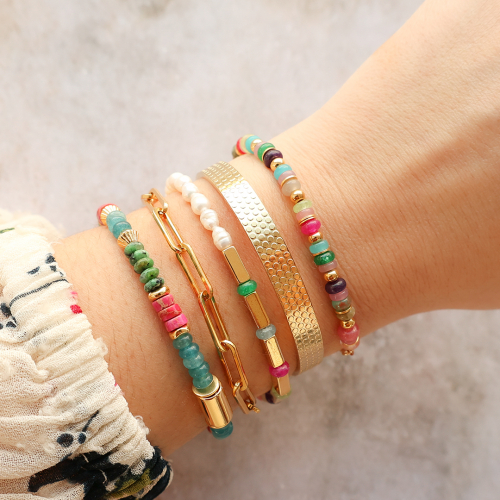 So gestalten Sie eine Armbandkollektion mit Natursteinperlen