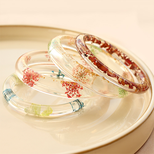 Armreifen mit Trockenblumen und passende Haarspangen