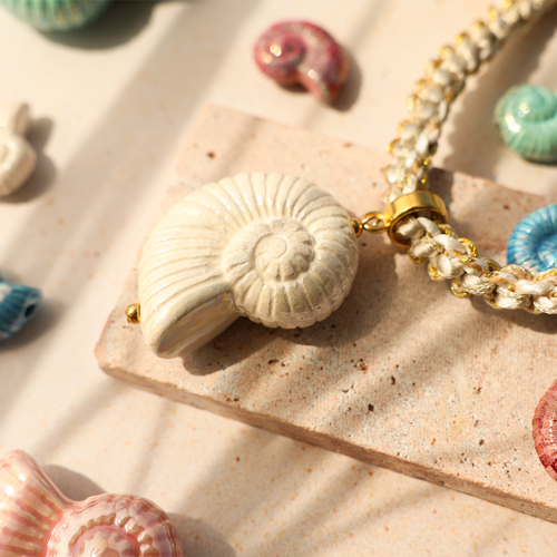 Beeindruckender Schmuck mit Ammonit-Perlen aus griechischer DQ-Keramik