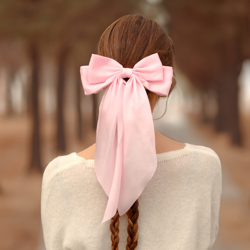 Mix & Match mit Scrunchies & Haarklammern mit Schleife