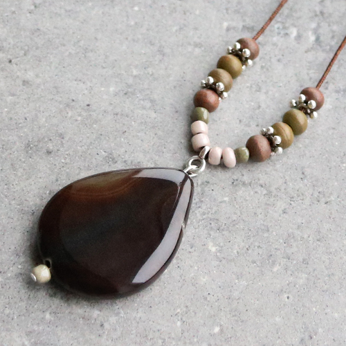 Dieser sch&ouml;ner Schmuck ist gemacht mit unseren Winter Holzperlen f&uuml;r einen neuen Look!