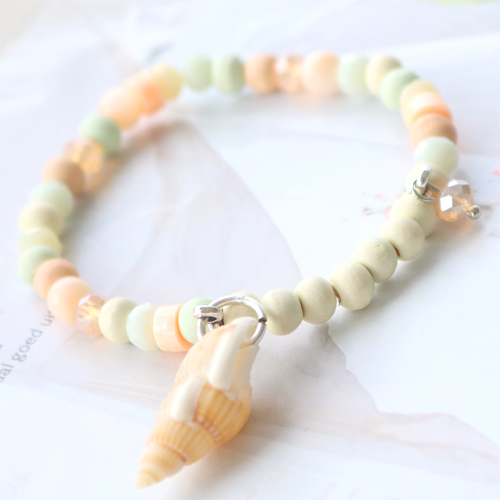 Mit unseren Holz Perlen in frischen Farben machen Sie diesen sch&ouml;nen Schmuck mit herrlichen Details