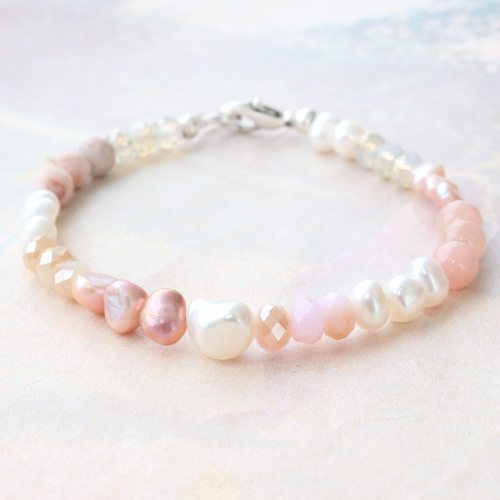 Super weiblich sind diese Armb&auml;nder und Ketten aus S&uuml;sswasserperlen