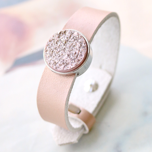Stilvoller Schmuck mit unter anderem Polaris Elements Cabochons und Cuoio Armb&auml;ndern!