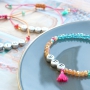Spruch Schmuck mit Buchstabenperlen Metall Look und farbigen Details