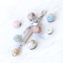 Armb&auml;nder und Schl&uuml;sselanh&auml;nger mit Anh&auml;nger und Cabochons und echten Blumen und Muscheln