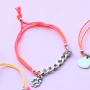 Armb&auml;nder in grellen Farben mit sch&ouml;nen Sommer Anh&auml;ngern aus RVS