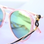 Sommer tauglich: Sonnenbrillenkordel mit goldenen Details und minimalistische Ohrringe