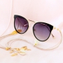 Sommer tauglich: Sonnenbrillenkordel mit goldenen Details und minimalistische Ohrringe
