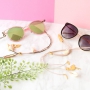 Sommer tauglich: Sonnenbrillenkordel mit goldenen Details und minimalistische Ohrringe
