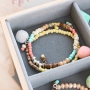 Karibischer Schmuck mit Kokos Perlen und farbigen Perlen