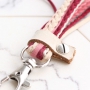 Modische Armb&auml;nder und Schl&uuml;sselanh&auml;nger mit trendy Kordel Wildleder style
