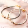 Farbenfrohe Armb&auml;nder mit Facettperlen und goldenen Details