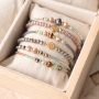 Farbenfrohe Armb&auml;nder mit Facettperlen und goldenen Details