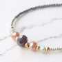 Farbenfrohe Armb&auml;nder mit Facettperlen und goldenen Details