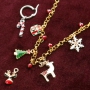 Fr&ouml;hlicher Weihnachtsschmuck mit goldenen und silbernen Weihnachtsanh&auml;ngern