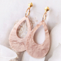 Moderne Statement Ohrringe mit Resin Anh&auml;ngern