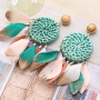 Festival Schmuck Inspiration mit Federn und bunten Rotan Anh&auml;ngern