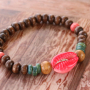 Armb&auml;nder mit einem Strandthema aus Holzperlen 