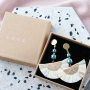 Machen Sie einzigartigen Schmuck mit diesen matten Glasperlen mit einem holographischen Look