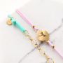 Ben&ouml;tigen Sie Inspiration? So machen Sie ganz einfach trendige Armb&auml;nder aus farbigem Elastik:
