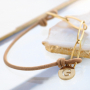 Ben&ouml;tigen Sie Inspiration? So machen Sie ganz einfach trendige Armb&auml;nder aus farbigem Elastik: