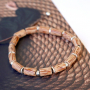 Sehen Sie hier, wie Sie diese coolen Armb&auml;nder mit Holz Perlen selbst herstellen k&ouml;nnen: