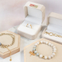 Pr&auml;sentieren Sie Ihren Schmuck wundersch&ouml;n auf den neuesten Displays und kreieren Sie stilvolle Geschenke mit den Schmuckdosen: