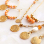 Sie k&ouml;nnen diesen trendigen Schmuck mit den Birth Flower-Anh&auml;ngern herstellen: