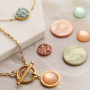 Werden Sie kreativ! Hier erfahren Sie, wie Sie mit Polaris-Elements-Cabochons sch&ouml;nste Armb&auml;nder, Ohrringe und Ketten gestalten. 