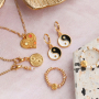 Inspiration f&uuml;r stilvollen und trendigen Schmuck mit DQ-Metallanh&auml;ngern und Perlen