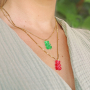 So gestalten Sie farbenfrohen Schmuck mit Gummib&auml;r-H&auml;ngern