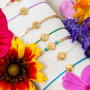 Erstellen Sie personalisierte Armb&auml;nder mit Geburtsblumenperlen