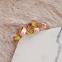Kombinieren Sie diese bunten Ringe und Ohrringe mit handgefertigtem Schmuck