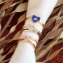 Kombinieren Sie diese bunten Ringe und Ohrringe mit handgefertigtem Schmuck