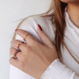 Verspielte Ringe mit runden facettierten Natursteinperlenimitationen